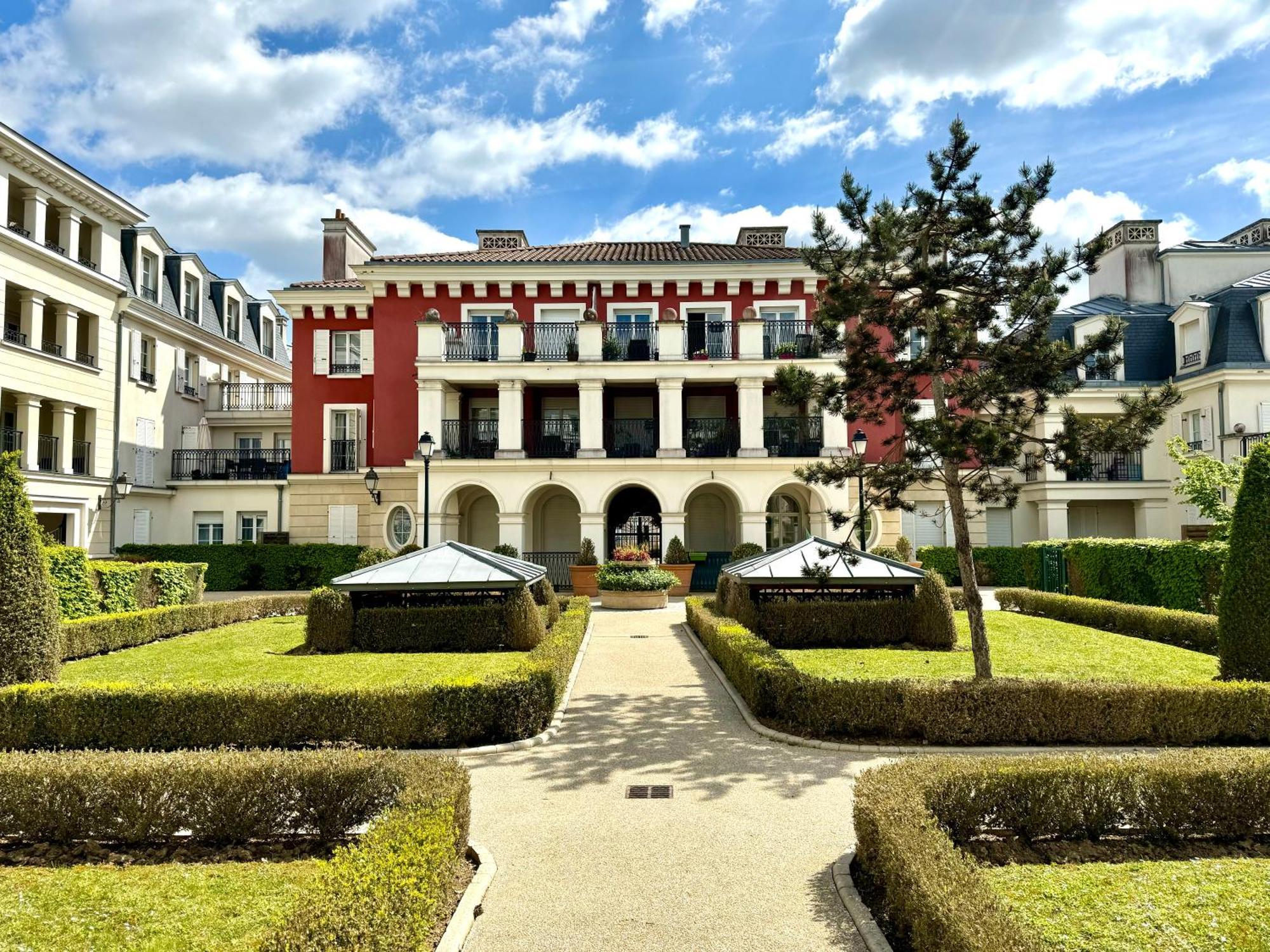Medicis Near Disneyland Apartment